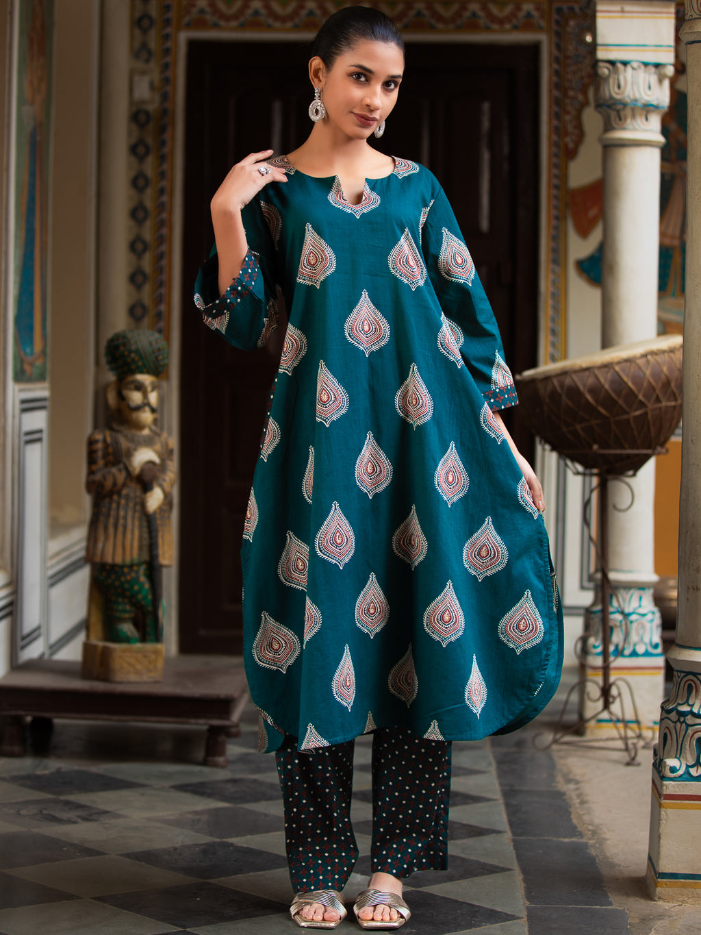 Printed Round-Neck 3/4 Sleeve Cotton Kurta with Side Pocket & Curved Hem Palazzo Set Green